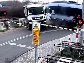 Crash an Bahnübergang: Zug kracht in Lkw