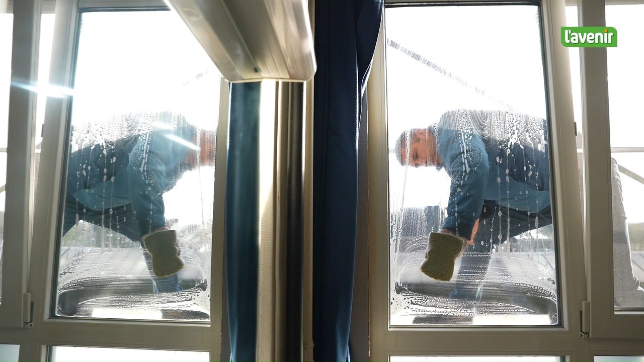 A l'internat d'Asty-Moulin, tout le monde se retrousse les manches pour laver les vitres