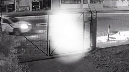 Sicarios bajan a hombre a la fuerza de un carro y lo matan