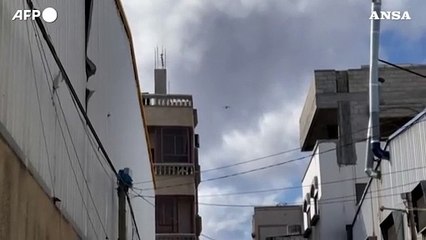 Gaza, aerei lanciano aiuti umanitari con il paracadute