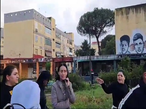 Sgombero Parco Verde, donne protestano davanti alla chiesa di don Patriciello