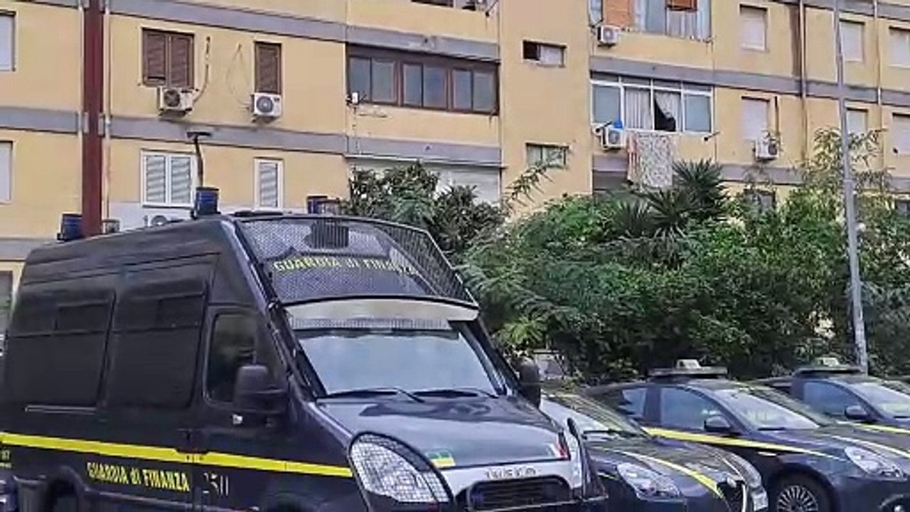 Caivano, blitz delle forze dell'ordine: in corso lo sgombero di 36 case occupate abusivamente