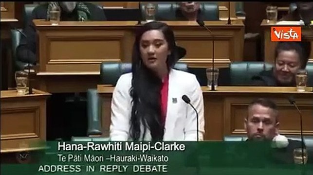 La più giovane deputata della Nuova Zelanda intona la Haka in Parlamento: il video diventa virale