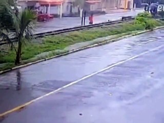 Adolescente cai em bueiro e desaparece em Salvador