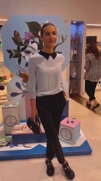 Flavia Mihasan - 09-12.11.2022 \Living, cadouri pt. puradei Seara,în curtea Bisericii Mântuleasa, drona.Eveniment Obsentum.\Dimineaţa, în parc,biciclete.Eveniment,Viviana.\Dormitor copii,desen.bucătărie,gătind.\Recl. IL PASSO SHOES.