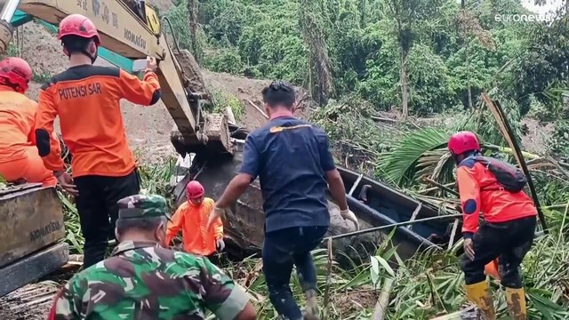 فيضانات وانهيارات أرضية في إندونيسيا.. وفاة 27 واستمرار عمليات الإنقاذ