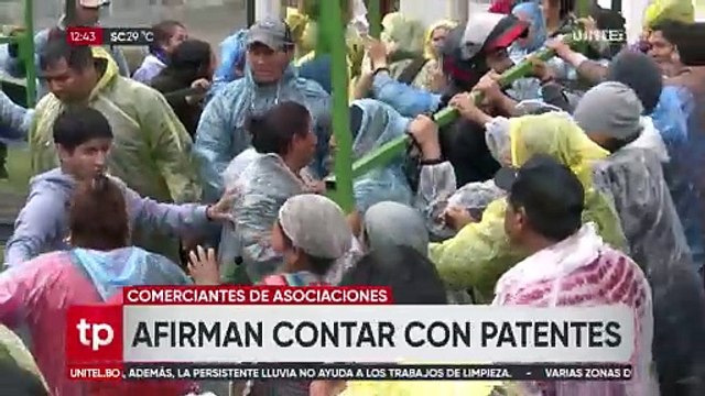 Vendedores se enfrascan en conflictos por la distribución e instalación de puestos para la feria navideña en Cochabamba