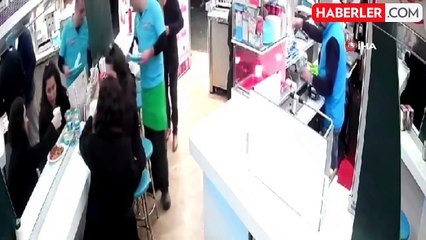 Turist, 800 liralık hesabı ödememek için yemeğe saç attı