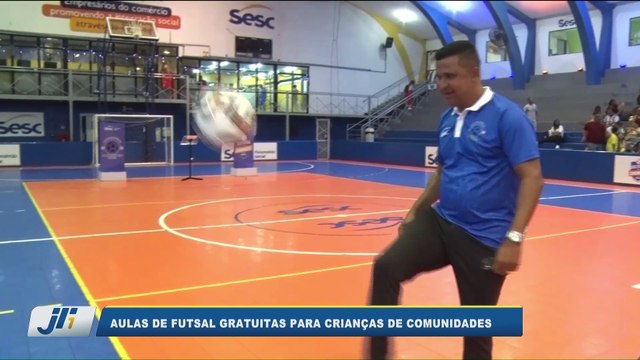 Aulas de futsal gratuitas para crianças de comunidades