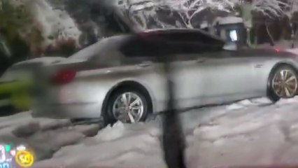 차량 바퀴 눈에 빠져...오도 가도 못해 / YTN