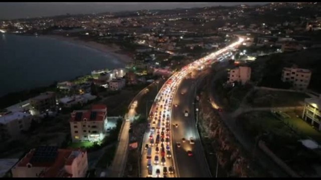 Lunghe file di auto nel sud del Libano, sfollati tornano a casa