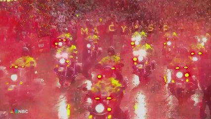 New Yorkers brave the rain for Thanksgiving Day Parade