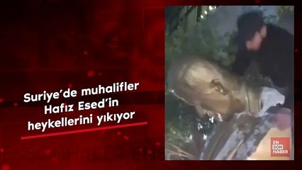 Muhalifler Halep'te Hafız Esed'in heykellerini yıkıyorlar