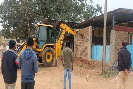 CG News: दिखा बुलडोजर का कहर, जेसीबी से गिराया अवैध मकानों को, देखें वीडियो...