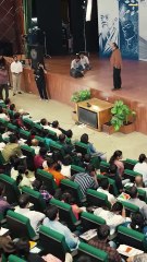 भावनाओं में बह जाती हैं? || आचार्य प्रशांत