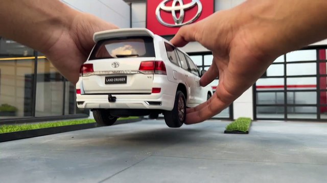 Offroading Toyota Land Cruiser LC300 1_18 Scale _ Off roading _ Diecast Model Car