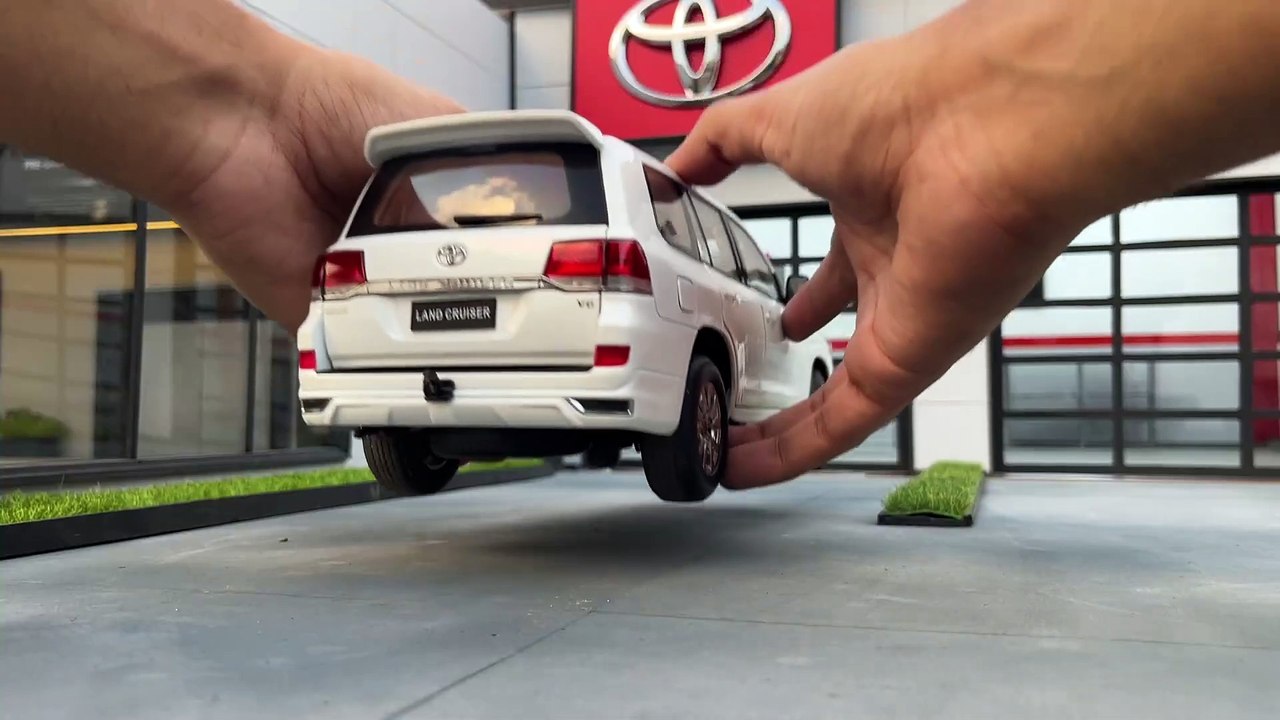 Offroading Toyota Land Cruiser LC300 1_18 Scale _ Off roading _ Diecast Model Car