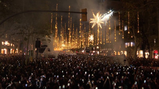 Las luces navideñas ya están brillando en Barcelona con un acto inaugural de baile
