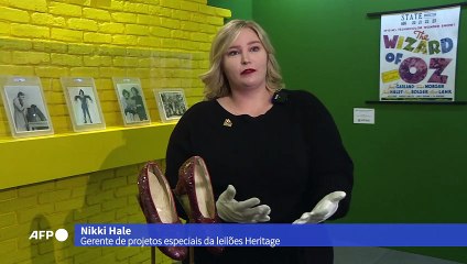 Sapatos vermelhos usados em 'O Mágico de Oz' estão em leilão