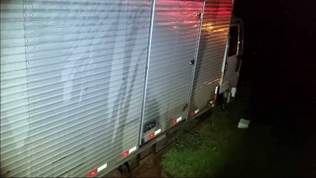 Motorista escapa ileso após caminhão derrapar e sair da pista na BR-163 em Cascavel