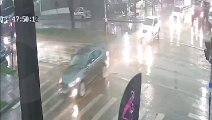 Veja o momento em que galho de árvore cai e quase atinge veículo na Avenida Assunção