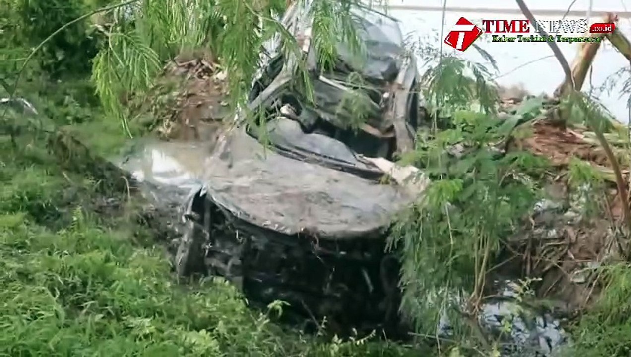 MOBIL PAJERO RINGSEK BERAT SETELAH MENABRAK PEMBATAS JALAN DAN KELUAR JALUR TOL