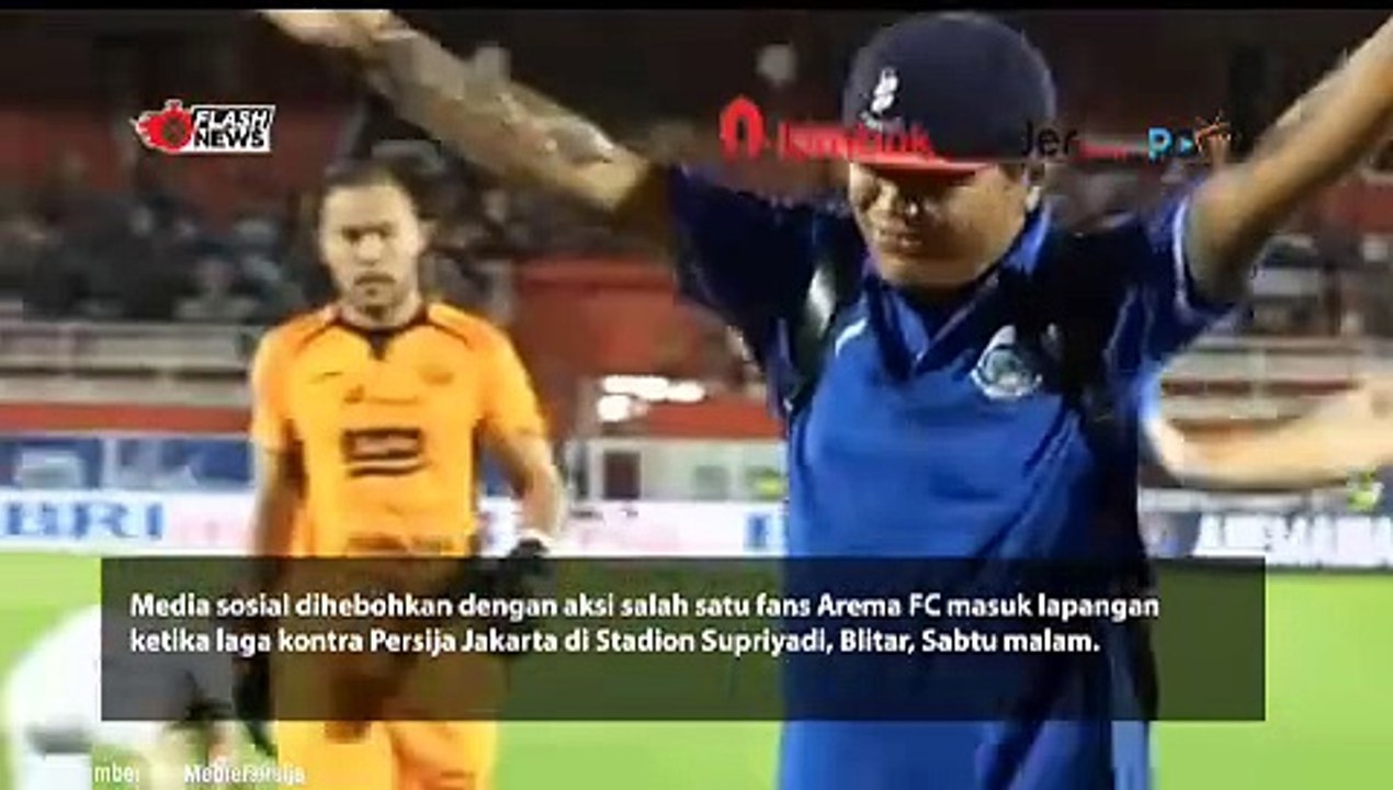 Viral Video Fans Arema FC Sembarangan Masuk Lapangan dan Peluk Pemain Persija, Di Mana Steward?