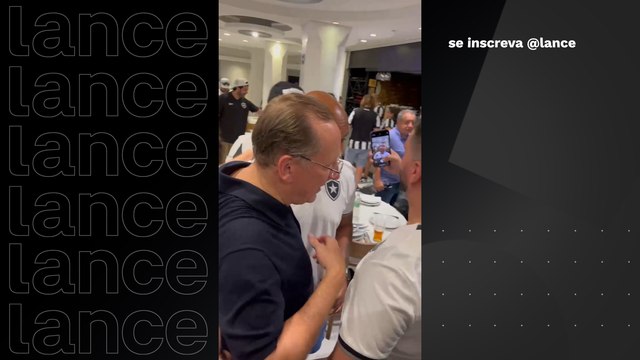 Textor tirando fotos com torcedores do Botafogo, em Buenos Aires