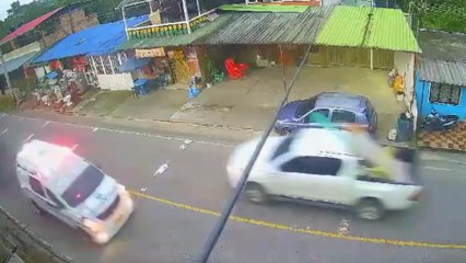 Imágenes de la ambulancia en la que habrían huido ladrones de banco en El Colegio