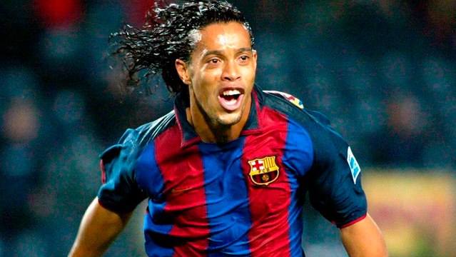 Ronaldinho muestra su magia y marca golazo en el Clásico de Leyendas