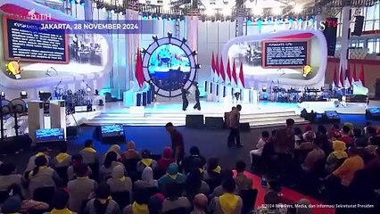 Momen Presiden Prabowo Beri Penghargaan Mbah Guru Matematika Hadiah Laptop & Rp100 Juta