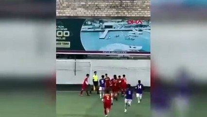 İstanbul - Fatih'te U16 maçında futbolcuların tekmeli yumruklu kavgası kamerada
