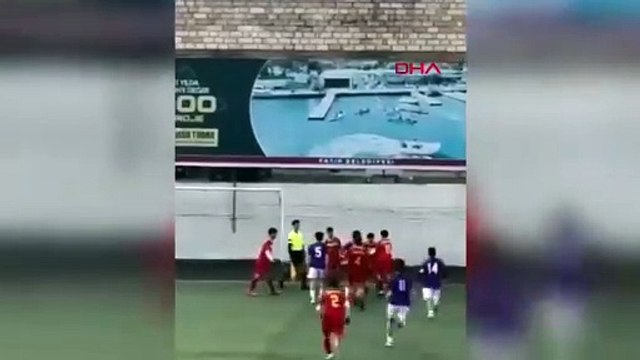 İstanbul - Fatih'te U16 maçında futbolcuların tekmeli yumruklu kavgası kamerada