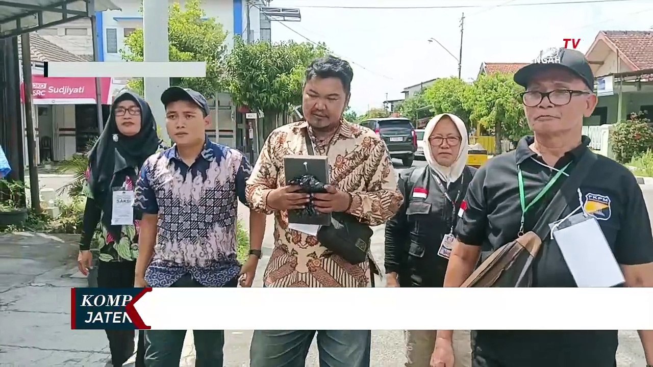 TPS Mobile Petugas KPPS Datangi Rumah Pemilih Lansia