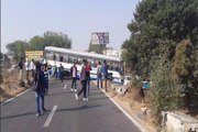 Jhunjhunu Accident: स्कूली बच्चों को बचाने के चक्कर में पेड़ से टकराई बस, पुलिया में फंसी, घंटों लगा जाम, देखें VIDEO