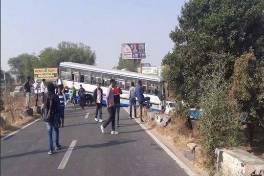 Jhunjhunu Accident: स्कूली बच्चों को बचाने के चक्कर में पेड़ से टकराई बस, पुलिया में फंसी, घंटों लगा जाम, देखें VIDEO