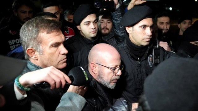 Beşiktaş taraftarı havaalanını bastı! Gece yarısı arbede...