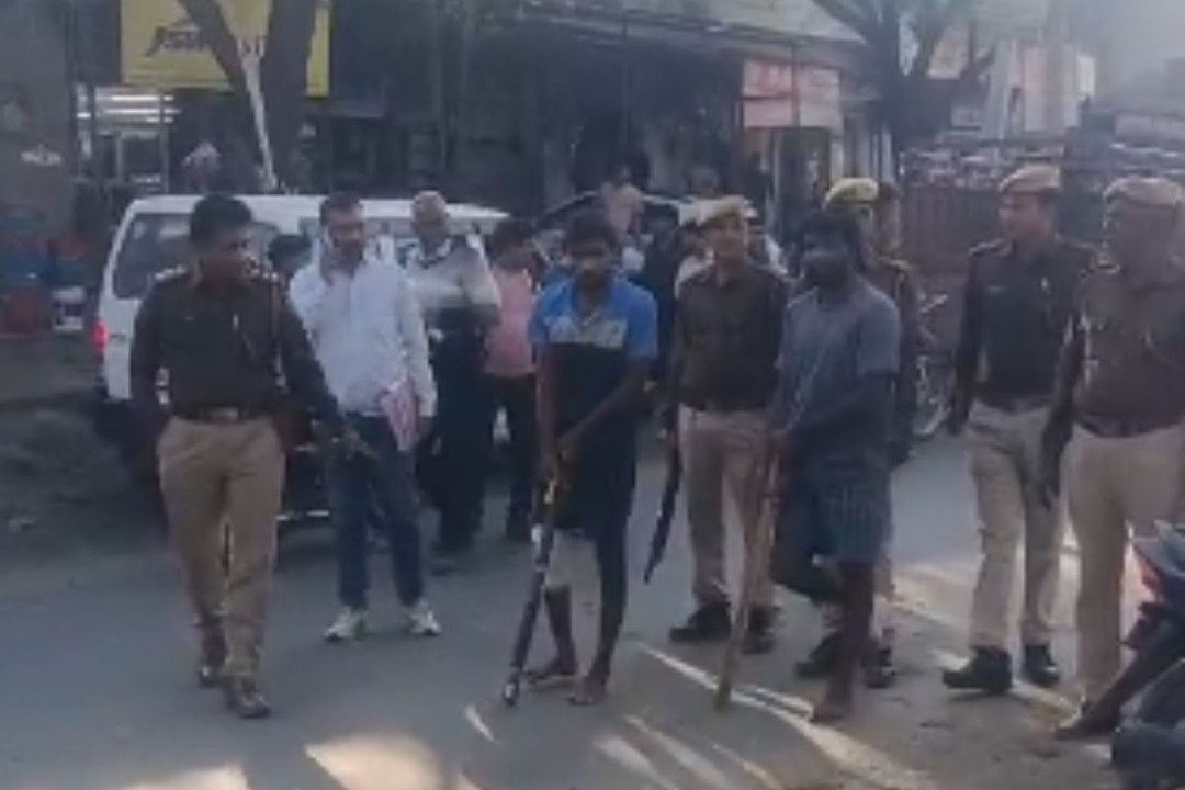 Rajasthan: लंगड़ा कर डंडे के सहारे चले आरोपी, ग्रामीणों ने पुष्प वर्षा के साथ पुलिस जिंदाबाद के लगाए नारे