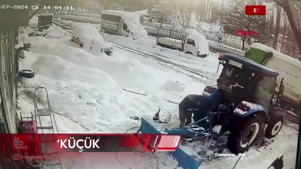 Erzurum'da lastik tamircisinin üzerine çatıdan kar kütlesi düştü