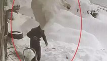 Çatıdaki kar kütlesi üzerine düştü! Olay anı kamerada