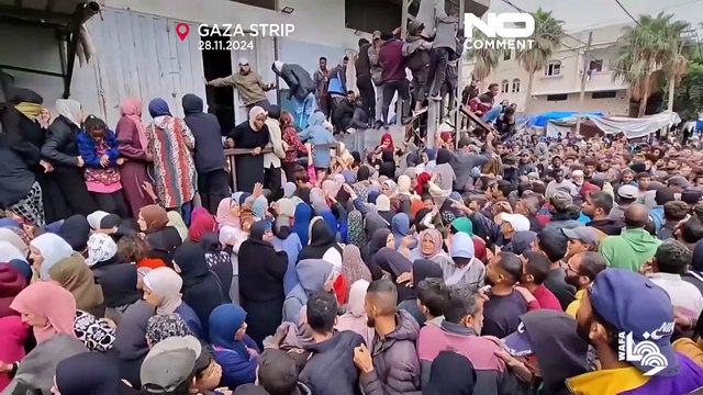 في دير البلح.. طوابير الخبز تروي قصة معاناة سكان غزة
