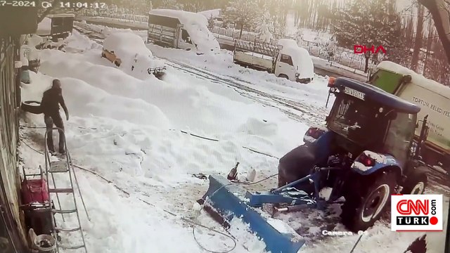 Üzerine çatıdan kar kütlesi düşen lastik tamircisi ölümden döndü | Video Haber
