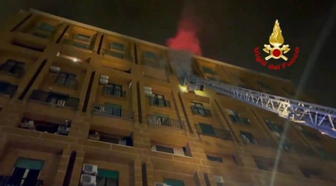 Napoli, incendio in un B&B in Piazza Municipio: muore una ragazza (29.11.24)