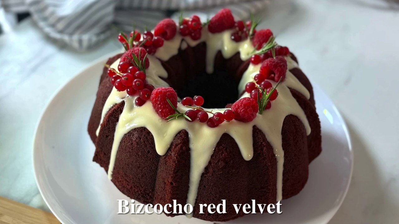 Bizcocho red velvet con glaseado - Cocina Fácil