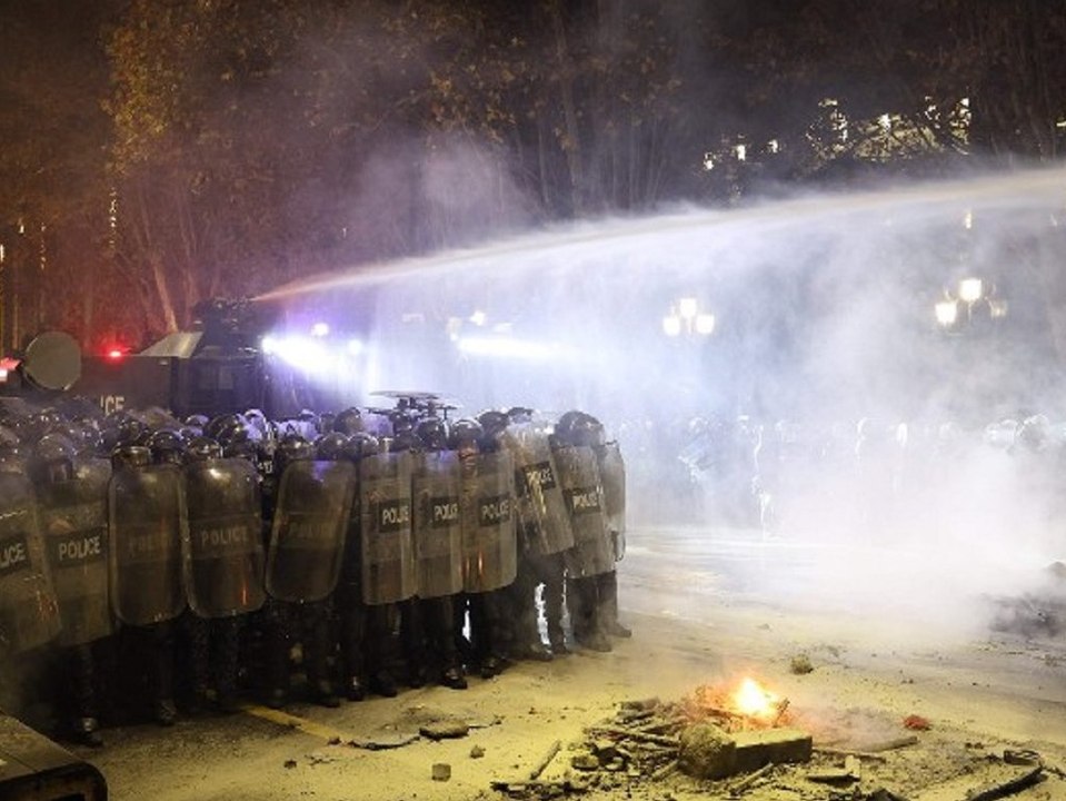 Chaos in Georgien: Polizei setzt Wasserwerfer und Tränengas ein