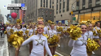 A New York, la parade de Thanksgiving défile sous une pluie battante