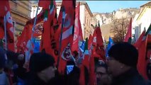 In piazza contro il governo, parte il corteo: le bandiere di Cgil e Uil