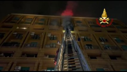 Napoli, incendio in un'attività ricettiva in centro: morta una donna