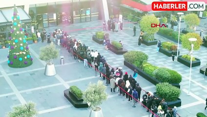 İstanbul'da metrelerce uzayan şahane cuma kuyruğu, meydana kadar taştı