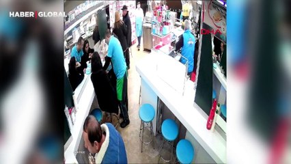 Taksim'de tabağına saç koyan turistleri esnaf dükkandan böyle kovdu